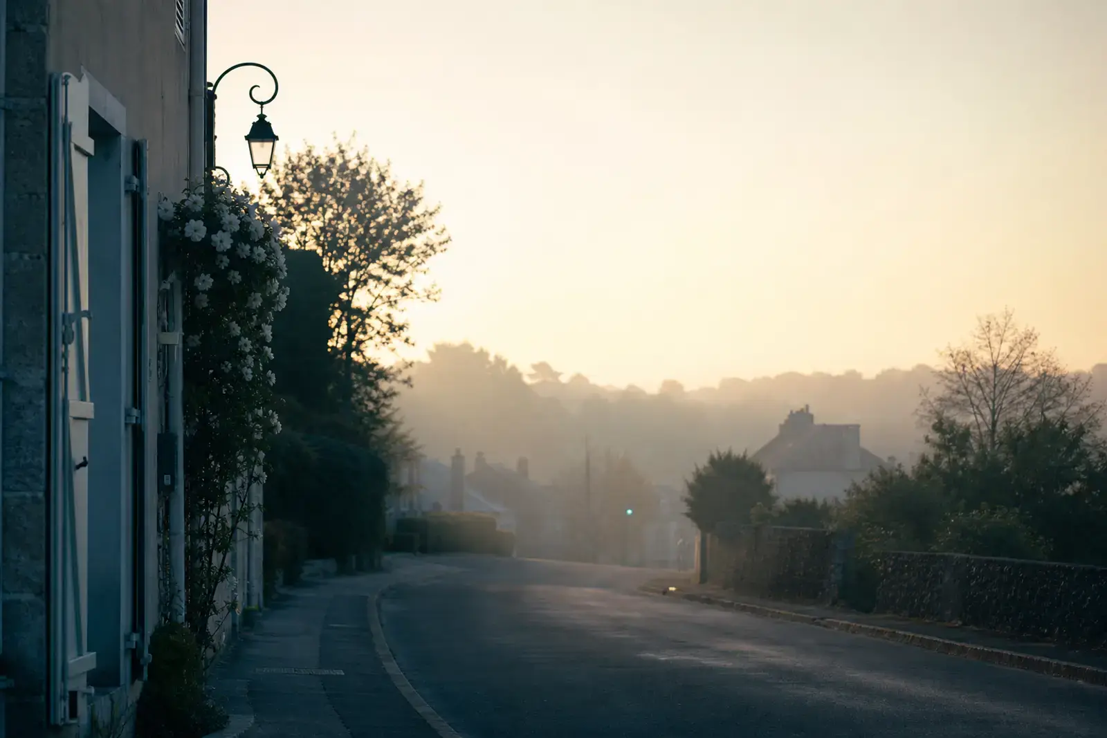 Rue calme au petit matin, atmosphère de début de tournée